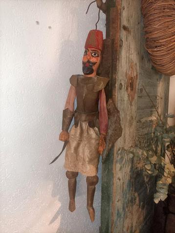 Brocante oude theater pop uit Sicilië
Met ophang haak beschikbaar voor biedingen