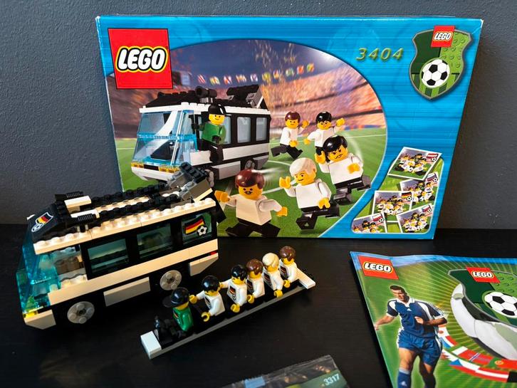 Lego 3404 Duitse voetbal bus en extra 10x 3317 spelers zgan, Kinderen en Baby's, Speelgoed | Duplo en Lego, Zo goed als nieuw