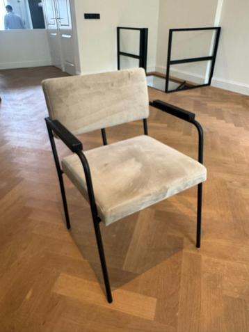 2 stijlvolle FEST ‘Monday’ eetkamerstoelen met armleuning beschikbaar voor biedingen