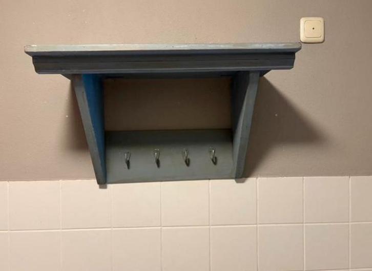 Sfeervol wandrek met haakjes hout blauwgrijs, Huis en Inrichting, Woonaccessoires | Wandplanken en Boekenplanken, Zo goed als nieuw