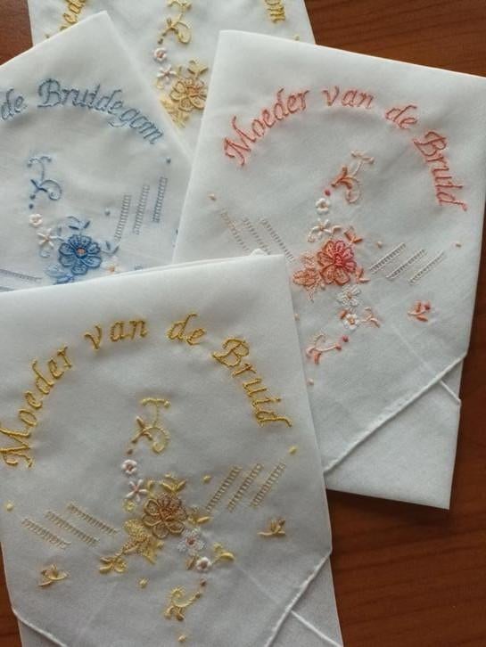 Geborduurde Zakdoeken Huwelijk - Moeder Bruid/Bruidegom, Antiek en Kunst, Antiek | Kleden en Textiel, Verzenden