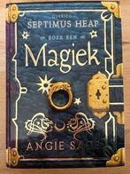 Angie Sage - Magiek - Harde kaft, Boeken, Angie Sage, Ophalen of Verzenden, Zo goed als nieuw