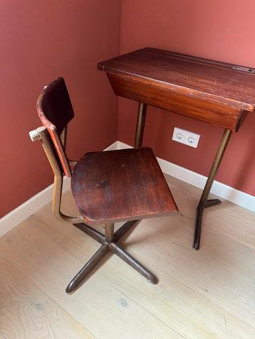 Vintage schooltafeltje bureau met stoel met inkthouder beschikbaar voor biedingen
