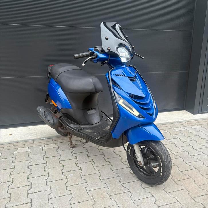 Piaggio zip 50cc 2017 custom, Fietsen en Brommers, Scooters | Piaggio, Zo goed als nieuw, Zip, Benzine, Ophalen