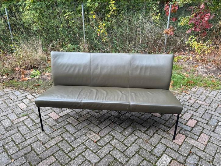 Leren bank met metalen poten, Antiek en Kunst, Antiek | Meubels | Stoelen en Banken, Ophalen