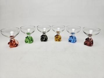 # gekleurde likeur glaasjes. Mooie verzwaarde voet beschikbaar voor biedingen
