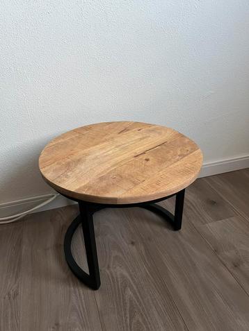 Mangohouten tafeltje beschikbaar voor biedingen