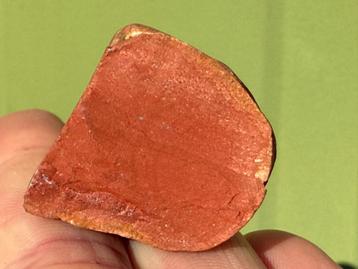 Natuurlijke ruwe Rode Jade mineralen beschikbaar voor biedingen