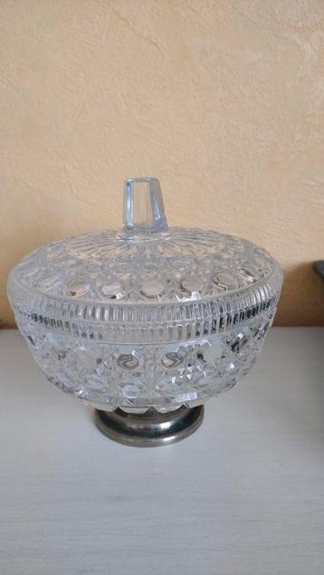 Vintage glazen bonbonschaaltje op voet met deksel  beschikbaar voor biedingen