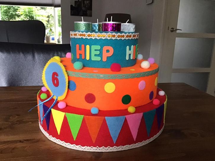 Feestelijke (thema) verjaardagstaart van piepschuim en vilt, Hobby en Vrije tijd, Vilt, Nieuw, Ophalen of Verzenden