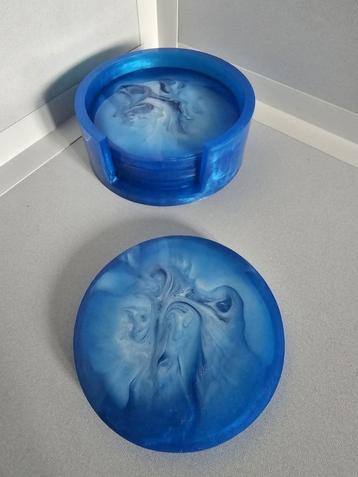 4 cobalt onderzetters met -houder in abstracte motieven beschikbaar voor biedingen