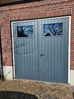 Dubbele garagedeuren in hardhouten kozijn, Doe-het-zelf en Verbouw, 75 tot 150 cm, Deurkozijn, Ophalen of Verzenden, Zo goed als nieuw