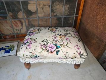 Brocante voetenbankje  beschikbaar voor biedingen