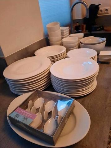 Tijdloos wit servies erg uitgebreid  beschikbaar voor biedingen
