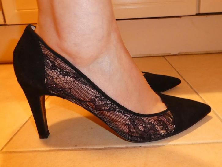 Natan punt pump maat 41 zwart suède met kanten zijkant ZGAN, Kleding | Dames, Schoenen, Zo goed als nieuw, Pumps, Zwart, Verzenden