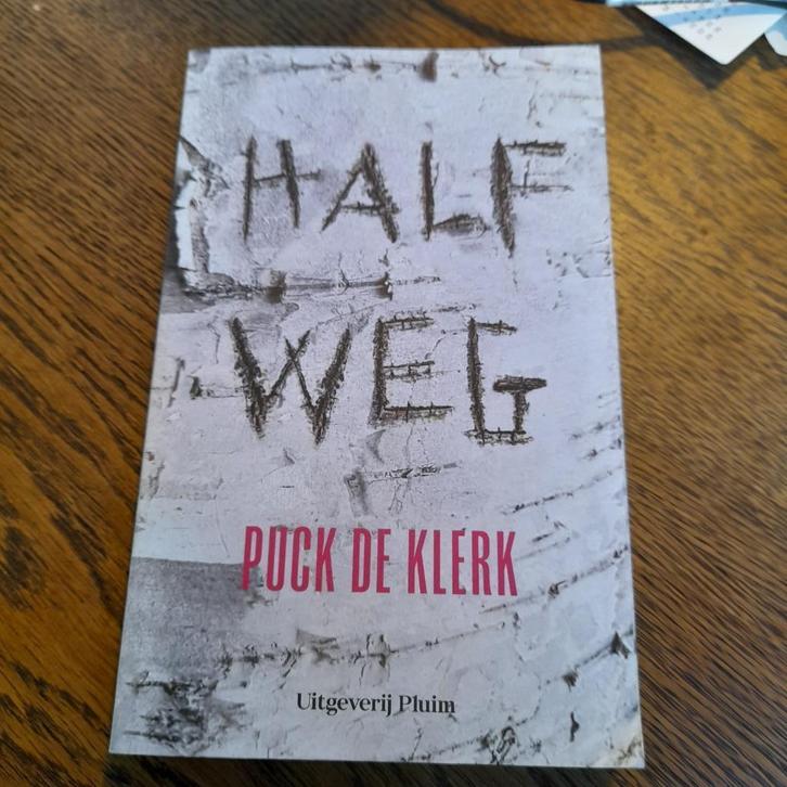 Puck de Klerk - Halfweg, Boeken, Literatuur, Zo goed als nieuw, Nederland, Ophalen of Verzenden