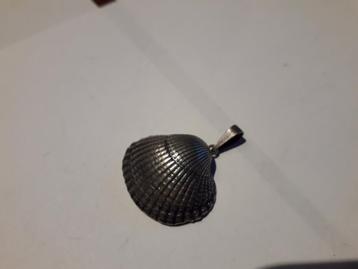 MASSIEF ZILVEREN HANGER in de VORM van een SCHELP 3 X 3 cm beschikbaar voor biedingen