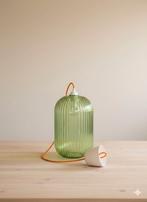 Moderne hanglamp met groene glazen kap en oranje snoer., Huis en Inrichting, Lampen | Hanglampen, Ophalen of Verzenden, Zo goed als nieuw