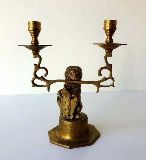 Bronzen kandelaar met zittende leeuw en Andreaskruis 2563-b, Antiek en Kunst, Antiek | Koper en Brons, Brons, Ophalen of Verzenden