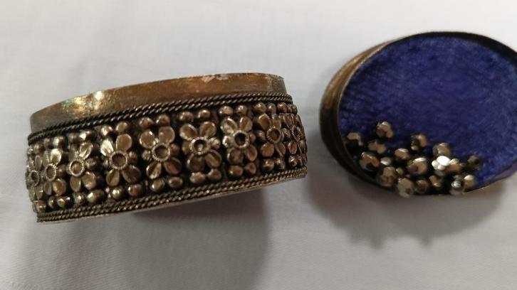 Klein sierdoosje met turquoise mozaïek en fluweelvoering, Antiek en Kunst, Antiek | Goud en Zilver, Ophalen of Verzenden