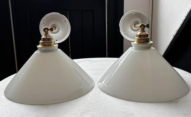 Vintage set 2 driehoek Franse witte wandlampjes keukenkap, Huis en Inrichting, Lampen | Wandlampen, Zo goed als nieuw, Glas, Ophalen of Verzenden
