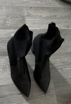 Zwarte sok enkellaarsjes Unisa maat 39, Kleding | Dames, Schoenen, Ophalen of Verzenden, Zo goed als nieuw, Zwart, Lage of Enkellaarzen