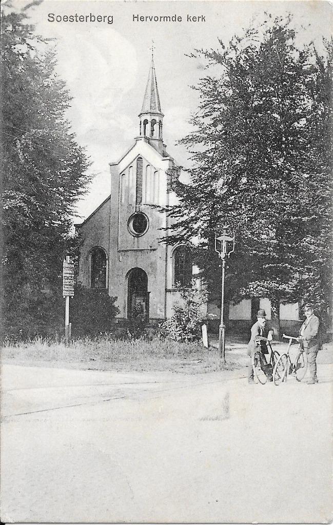 Soesterberg, Hervormde Kerk met 2 mannen bij hun fiets. 1910, Verzamelen, Ansichtkaarten | Nederland, Ongelopen, Utrecht, Voor 1920