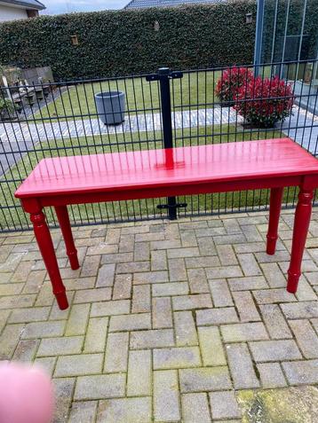 1 nachtkastje en een side tafeltje ziet er keurig uit beschikbaar voor biedingen