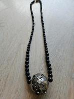 Ketting met zwarte glaskralen en een hele grote kraal, Ophalen of Verzenden, Zo goed als nieuw, Zwart, Overige materialen