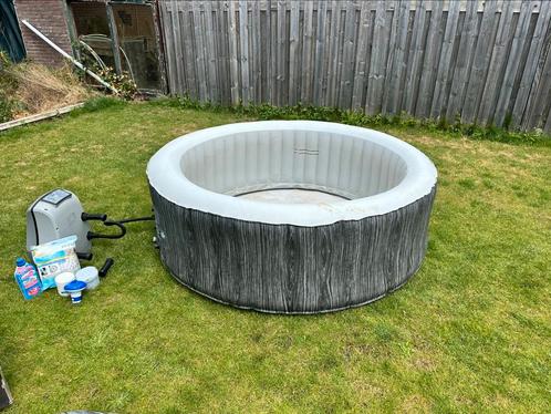 EXIT Wood Deluxe spa (4 personen) - donkergrijs, Tuin en Terras, Bubbelbaden en Hottubs, Gebruikt, Opblaasbaar, Afdekzeil, Grondzeil