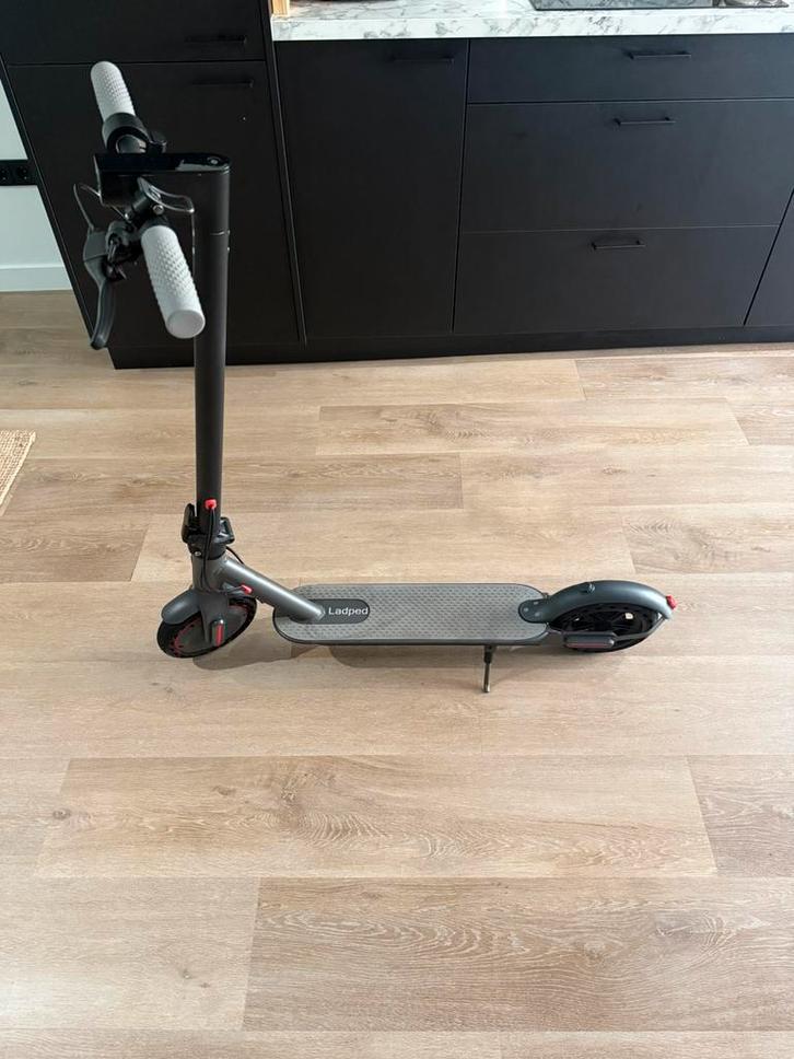 Elektrische step + oplader – zo goed als nieuw – 34km/ph, Fietsen en Brommers, Steps, Zo goed als nieuw, Kickbike, Ophalen