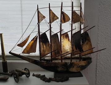 Modelzeilboot Van echt leder beschikbaar voor biedingen