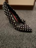 Zwarte hoge hak schoenen met witte ballen polkadots maat 36, Kleding | Dames, Schoenen, Zwart, Ophalen of Verzenden, Zo goed als nieuw