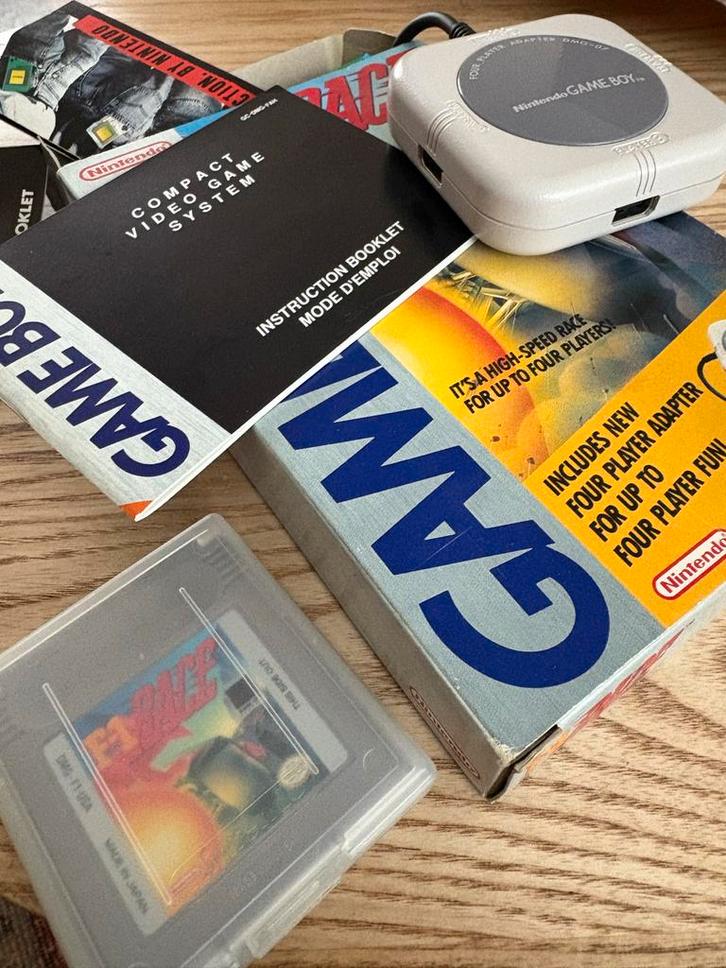 Gameboy 4 Player Adapter + F1 Race - Nieuwstaat!, Spelcomputers en Games, Games | Nintendo Game Boy, Nieuw, Racen en Vliegen, 3 spelers of meer
