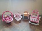 Complete poppenhoek wiegje, badje, kinderstoel, maxi cosi, Kinderen en Baby's, Speelgoed | Poppen, Ophalen of Verzenden, Gebruikt