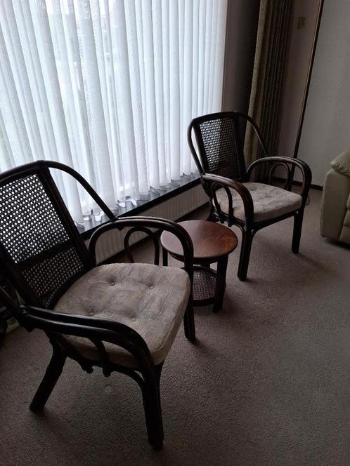 Rotan set 2 stoelen met kussens en een bijpassend tafeltje, Huis en Inrichting, Stoelen, Zo goed als nieuw, Twee, Riet of Rotan