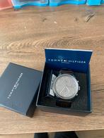 Horloge Tommy Hilfiger als nieuw met doos, Sieraden, Tassen en Uiterlijk, Horloges | Heren, Overige merken, Leer, Staal, Polshorloge