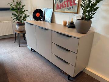 Dressoir Damiën made beige en zwart