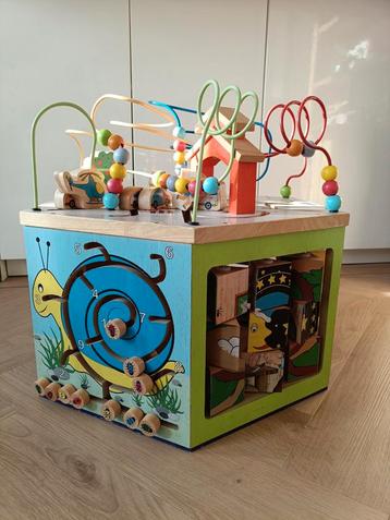 Grote activiteiten kubus hout van Small Foot beschikbaar voor biedingen