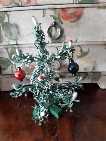 Antiek kerstboompje beschikbaar voor biedingen