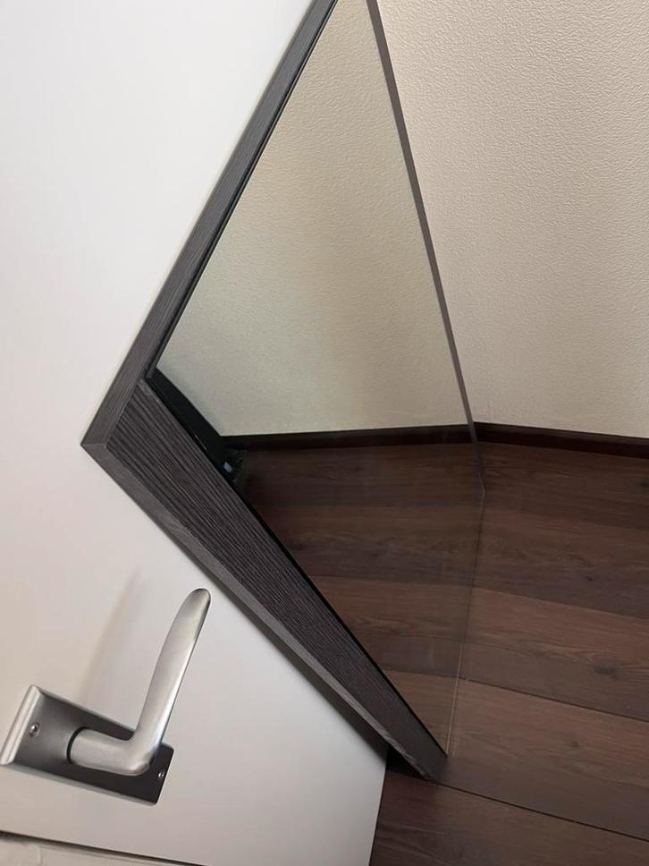 Mooie spiegel met donker houten frame – 110 x 67 cm, Huis en Inrichting, Woonaccessoires | Spiegels, Zo goed als nieuw, 100 tot 125 cm