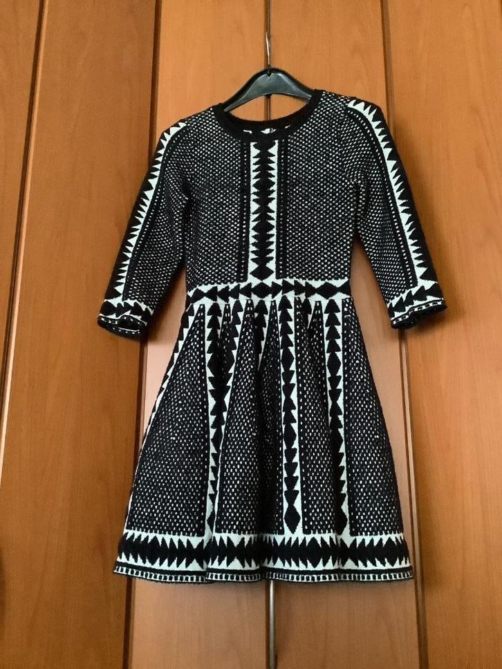 Mooie jurk van het merk Topshop, maat 38., Kleding | Dames, Jurken, Zo goed als nieuw, Maat 38/40 (M), Zwart, Onder de knie, Ophalen of Verzenden
