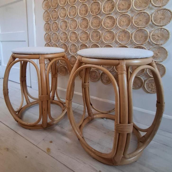 Twee vintage Rotan Krukjes / Poefjes boho retro bamboe, Huis en Inrichting, Tafels | Bijzettafels, Gebruikt, Rond, Minder dan 45 cm