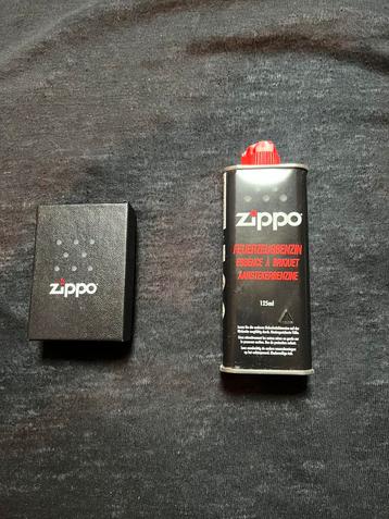 Zippo zo goed als nieuw met vloeistof beschikbaar voor biedingen