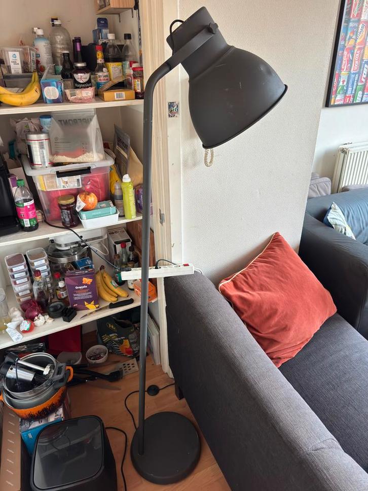 Industriële Vloerlamp - Grijs Metaal, Huis en Inrichting, Lampen | Vloerlampen, Gebruikt, 150 tot 200 cm, Metaal, Ophalen