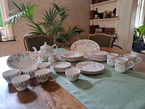 Prachtig servies Churchill Briar Rose, Antiek en Kunst, Antiek | Servies compleet, Ophalen of Verzenden