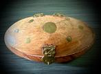 Houten doosje Handgesneden met sluiting messing hout curiosa, Ophalen of Verzenden