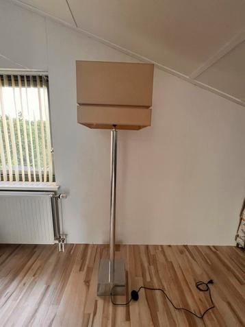 Stalamp en dressoir-lamp beschikbaar voor biedingen