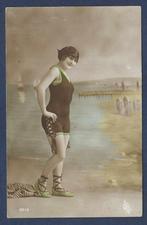 Fotokaart dame in badpak mode uit de jaren 20, Verzamelen, Ansichtkaarten | Themakaarten, Verzenden, 1920 tot 1940, Gelopen, Klederdracht