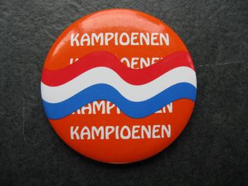 Button voetbal oranje, Z.G.A.N.!! (0290) beschikbaar voor biedingen